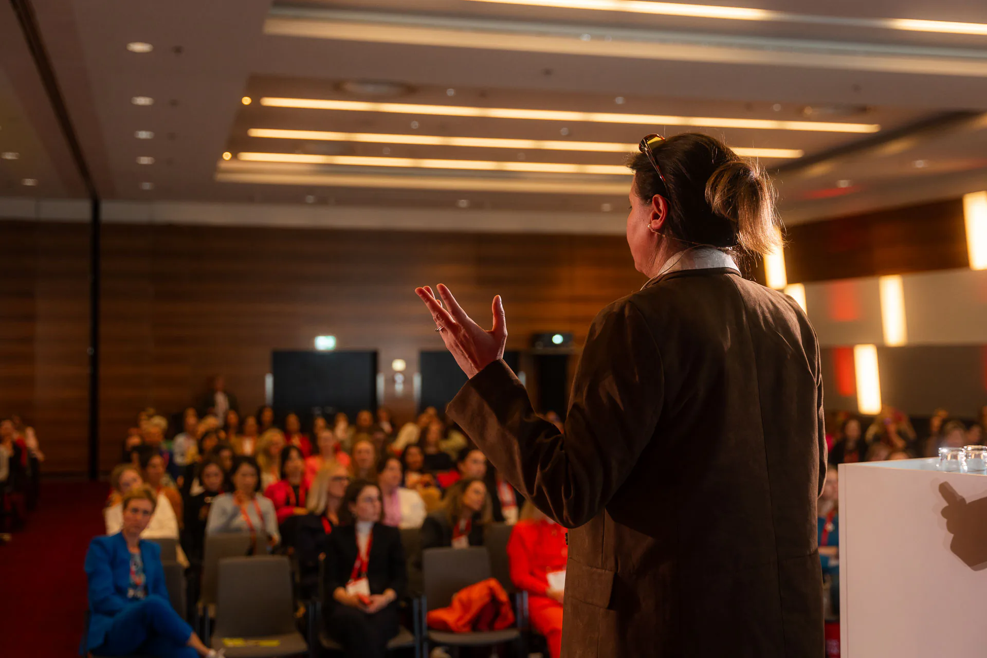 Referentin spricht zum Publikum im Konferenzsaal