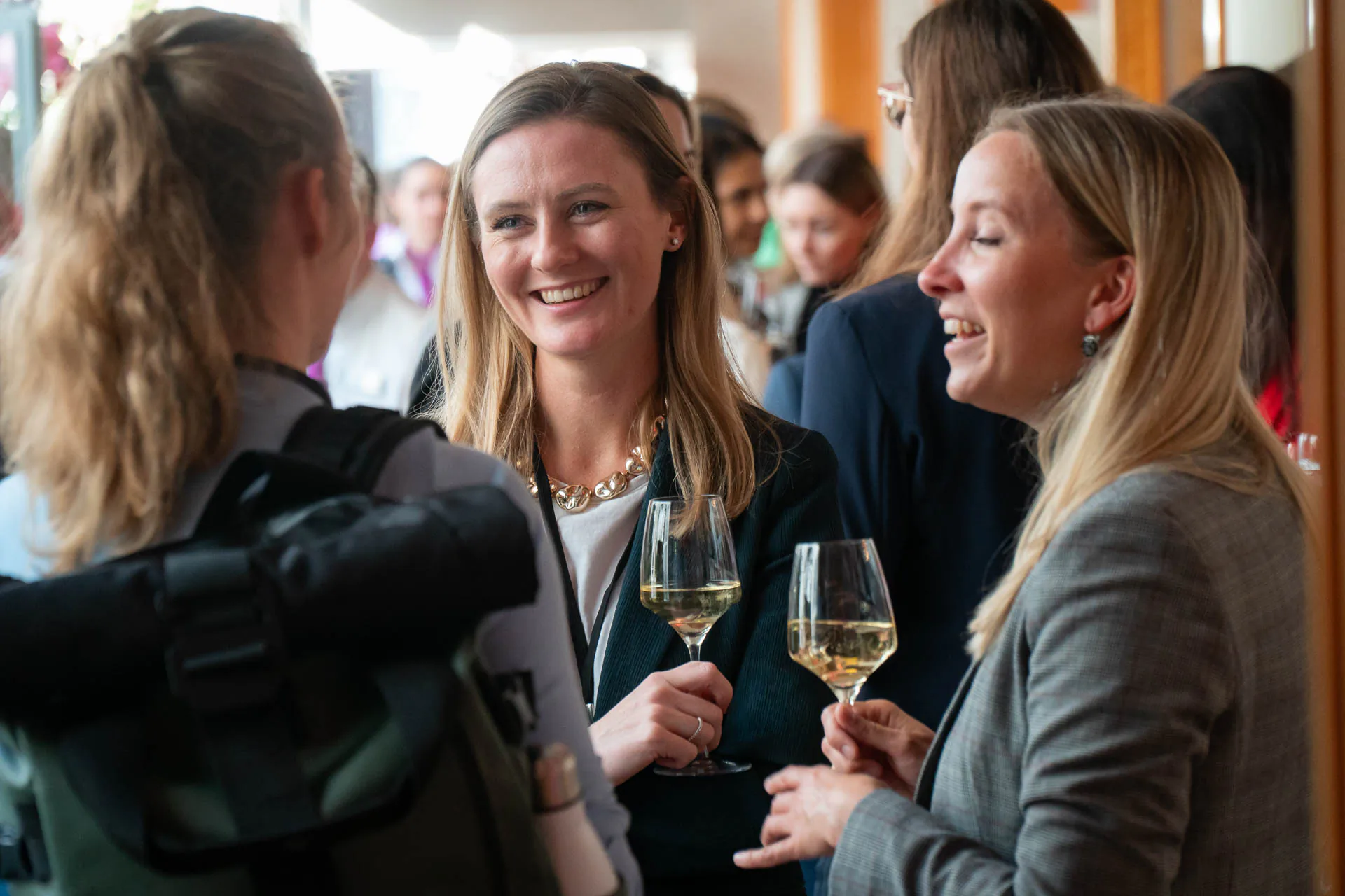 Teilnehmerinnen beim Networking-Empfang