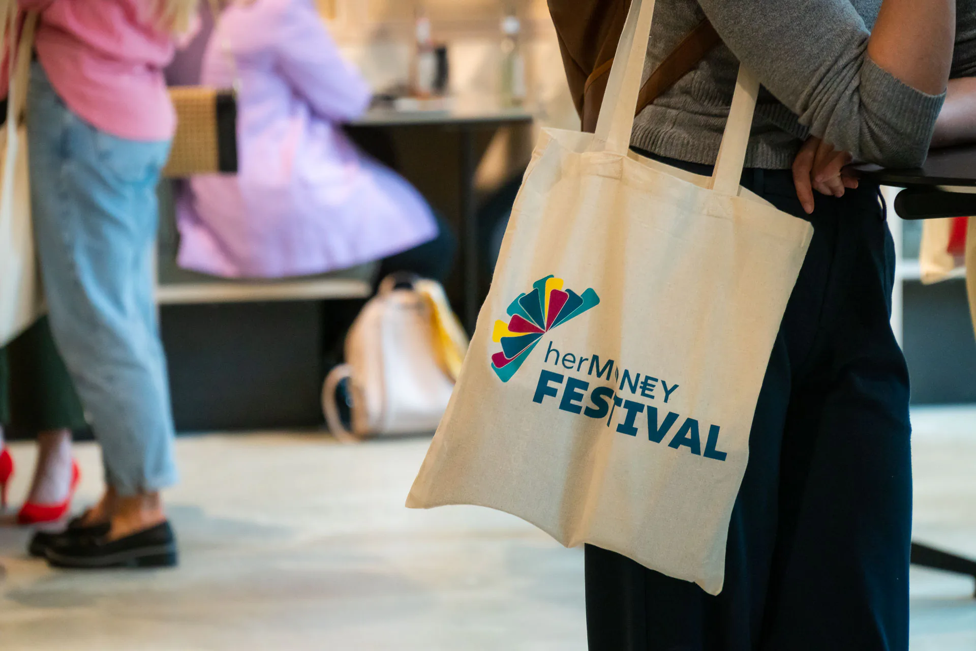 Stoffbeutel mit dem Logo des herMoney Festivals