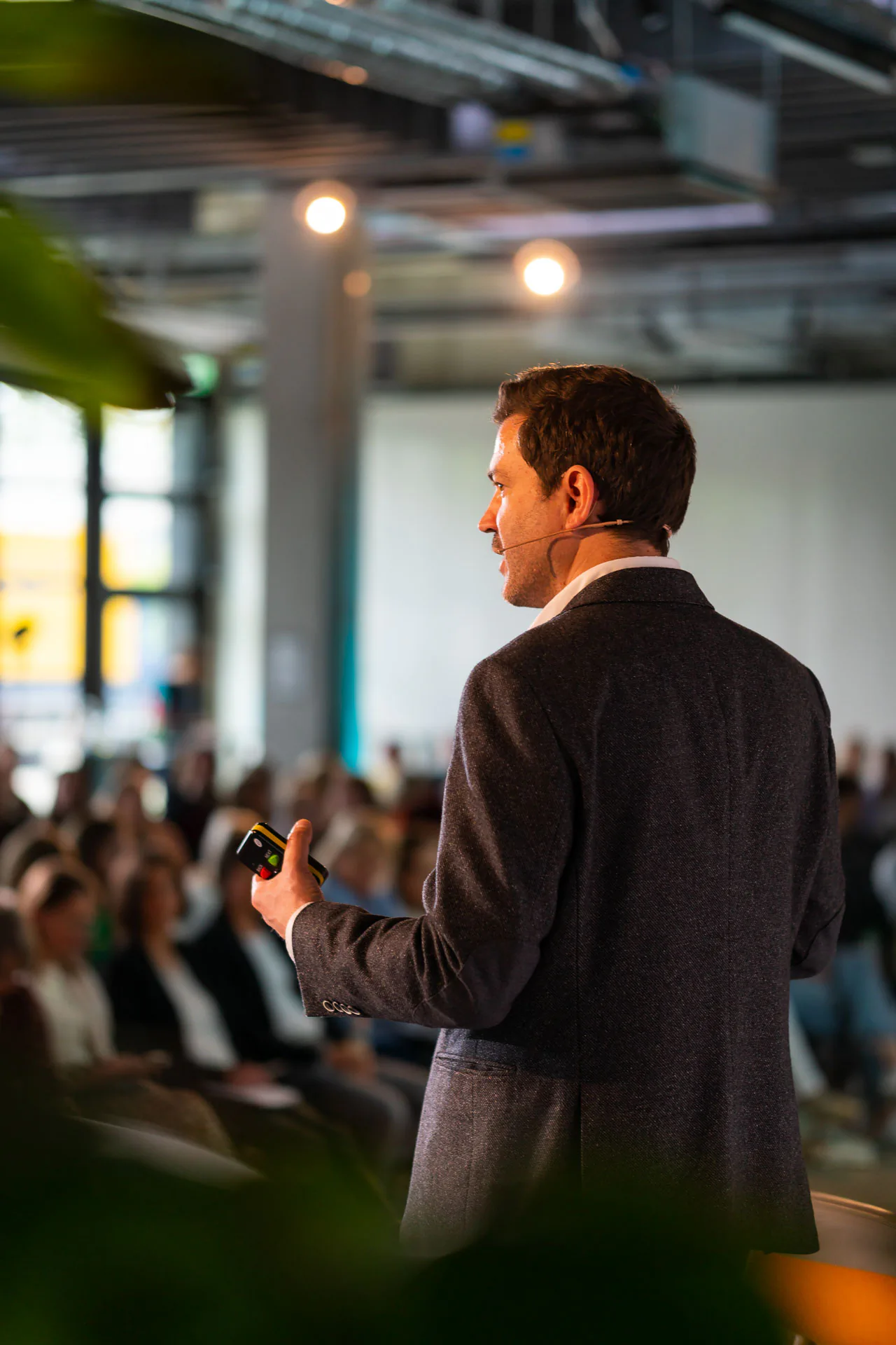 Seitliche Ansicht eines Keynote-Speakers
