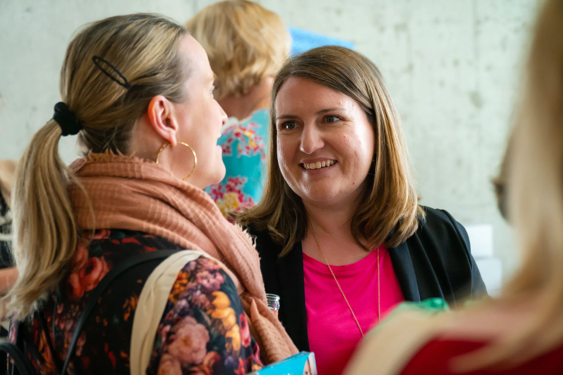 Besucherinnen im Networking-Gespräch