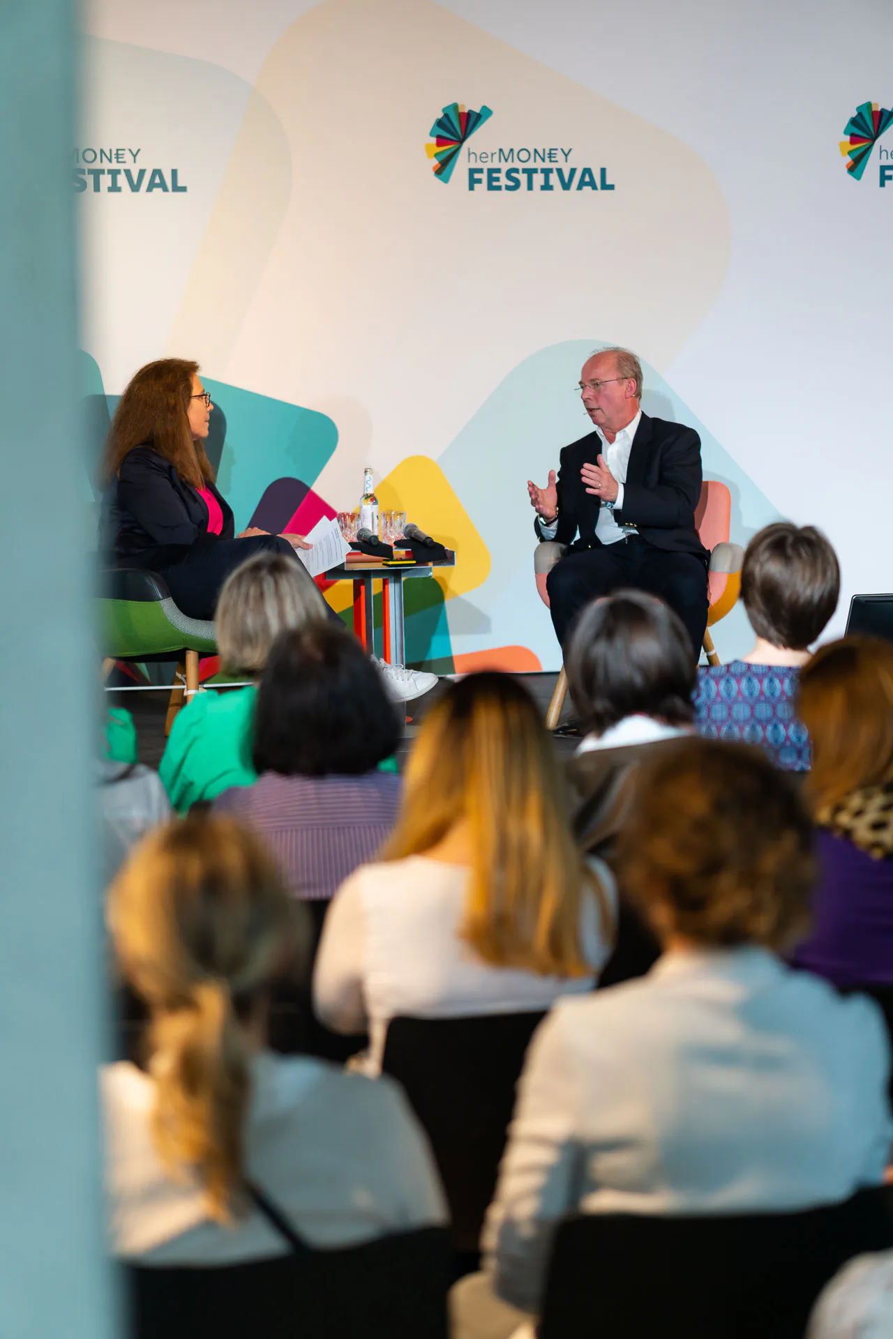 Blick aus dem Publikum auf eine Paneldiskussion