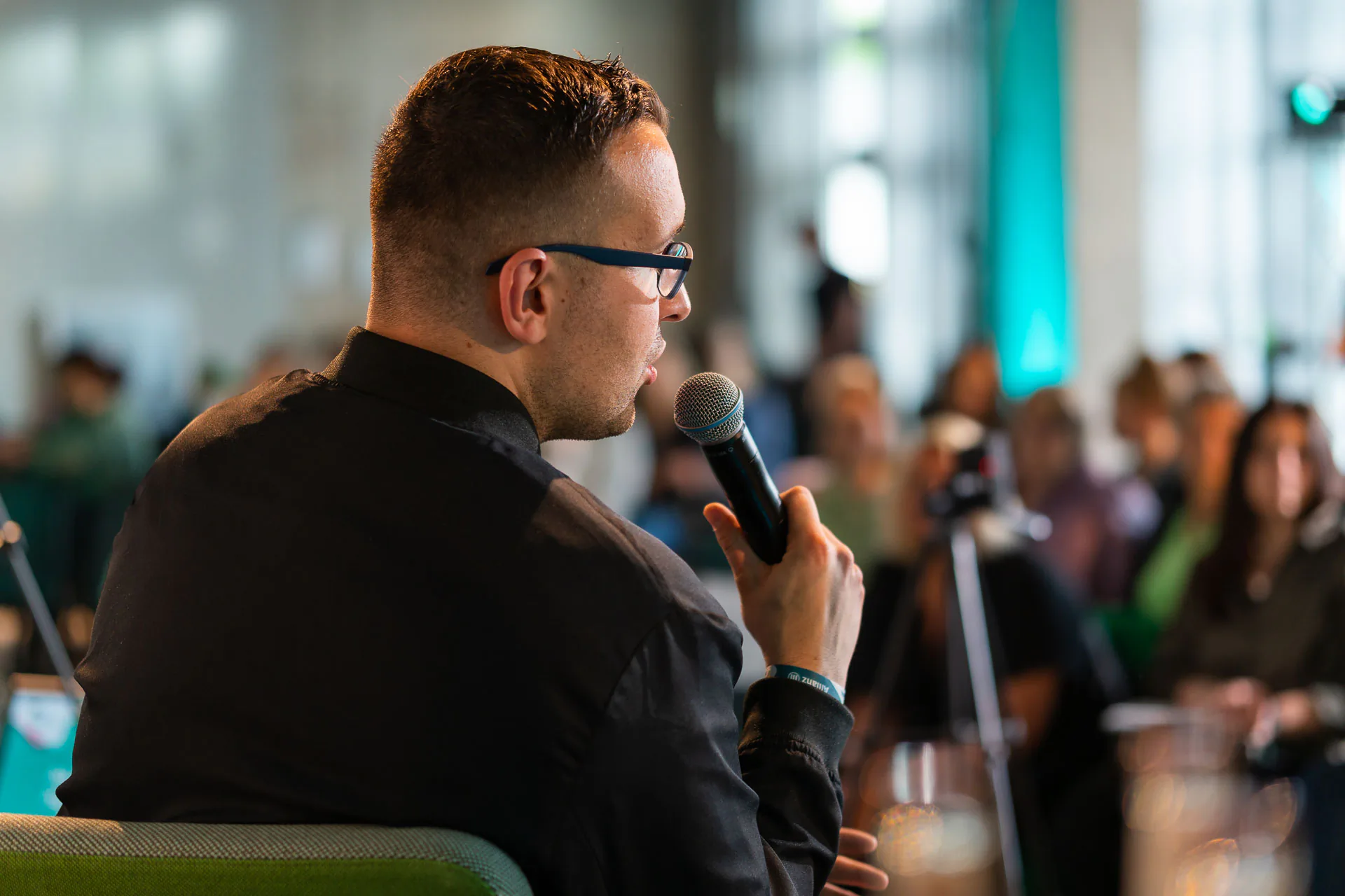 Speaker mit Mikrofon im Gespräch mit dem Publikum
