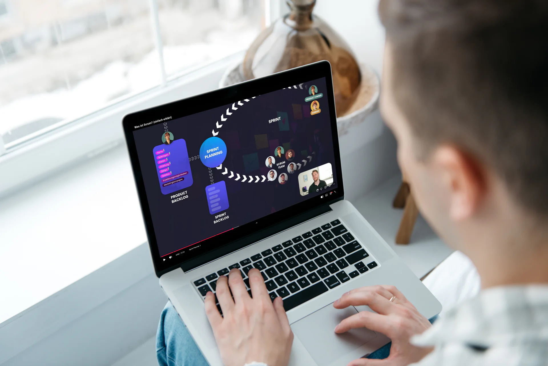 Scrum-Erklärvideo des Data Science Institute auf einem Laptop
