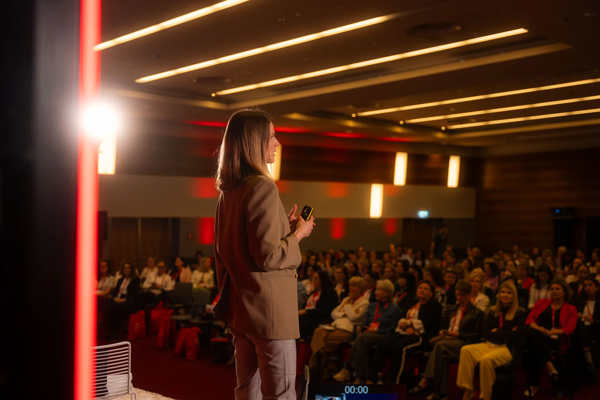 Seitlicher Blick auf eine Keynote im Konferenzsaal