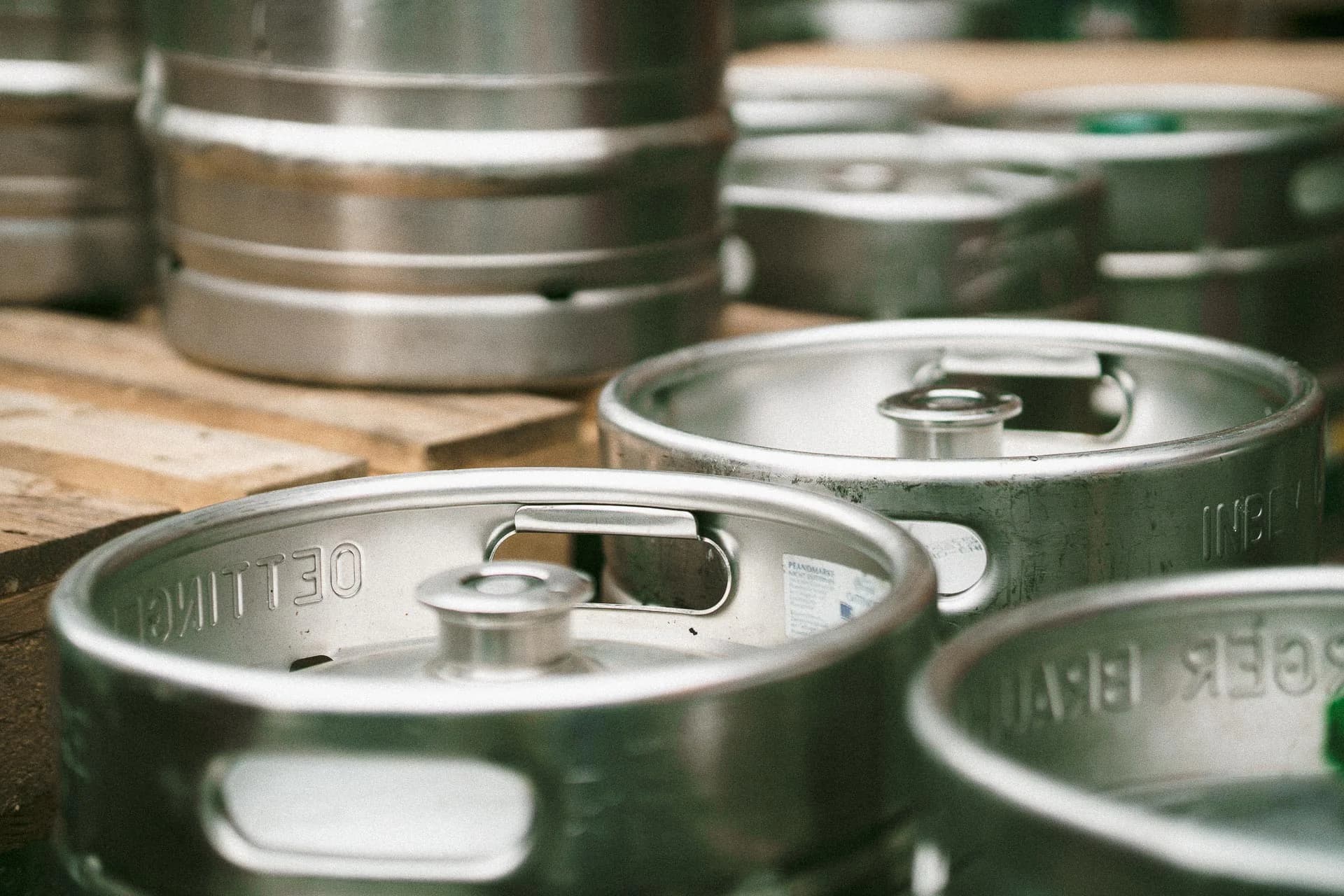 Detailaufnahme mehrerer Bierfässer