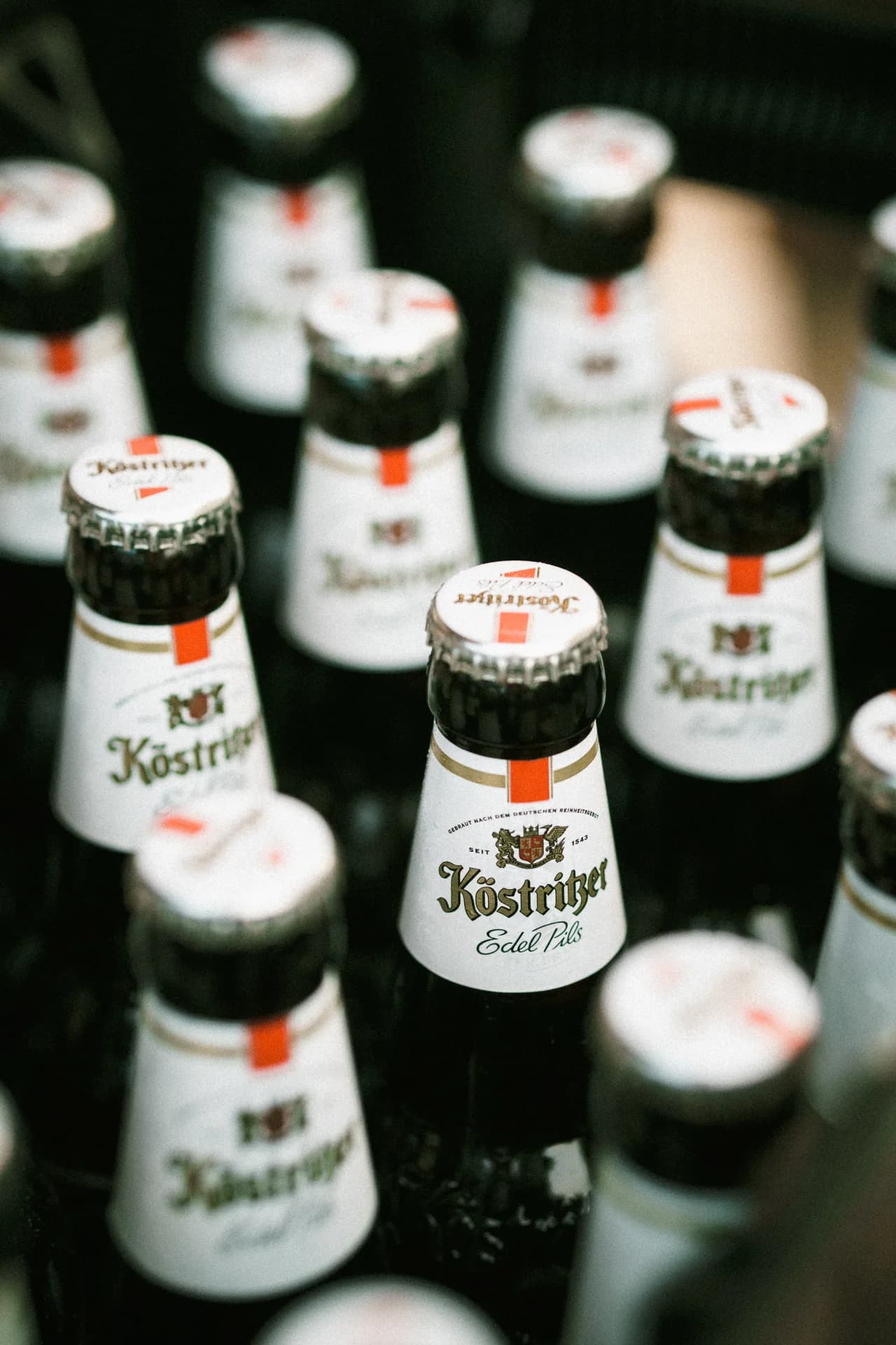Nahaufnahme mehrerer Köstritzer-Bierflaschen