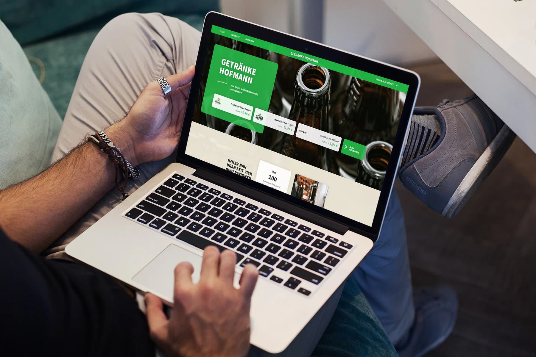 Website von Getränke Hofmann auf einem Laptop