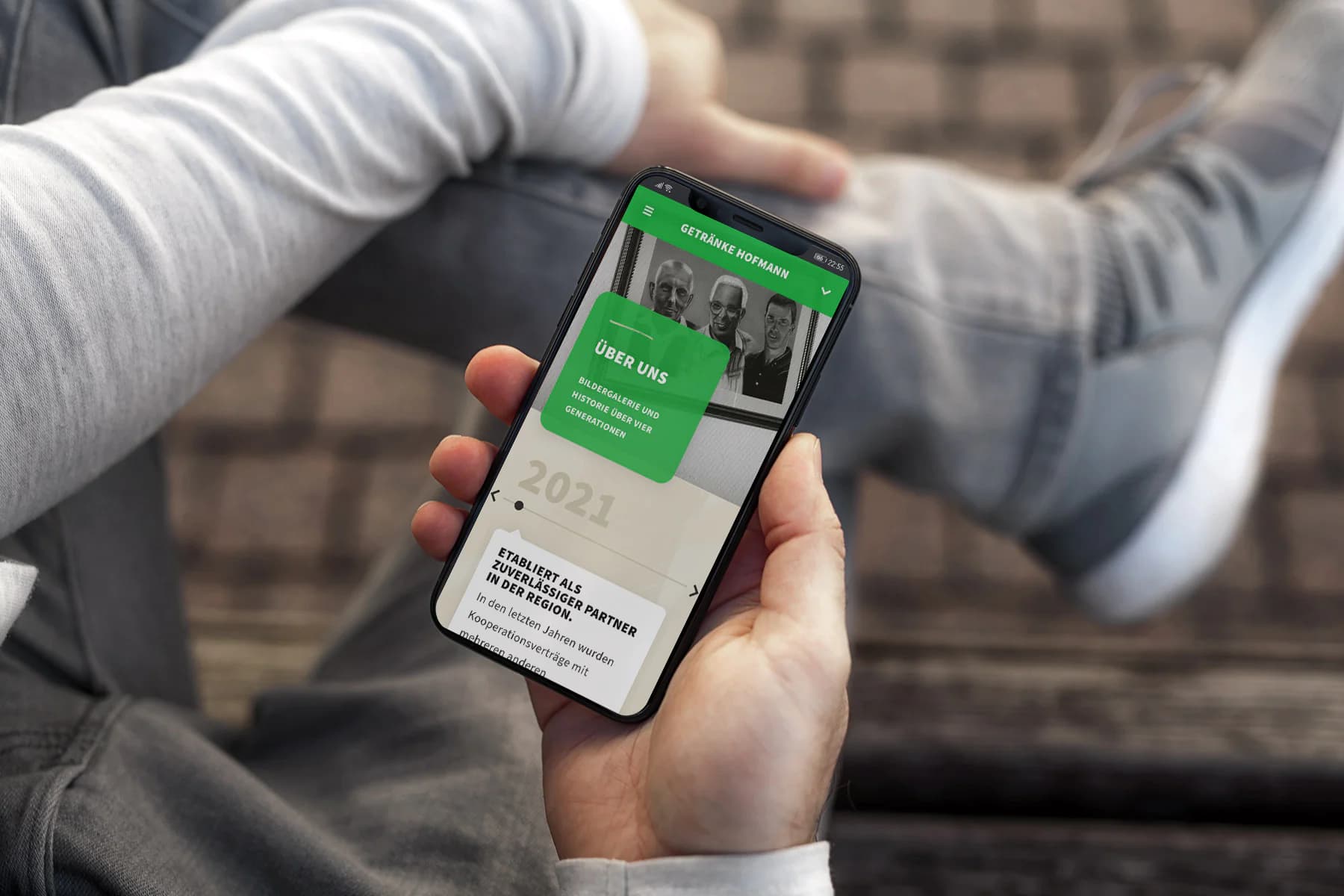 Website von Getränke Hofmann auf einem Smartphone