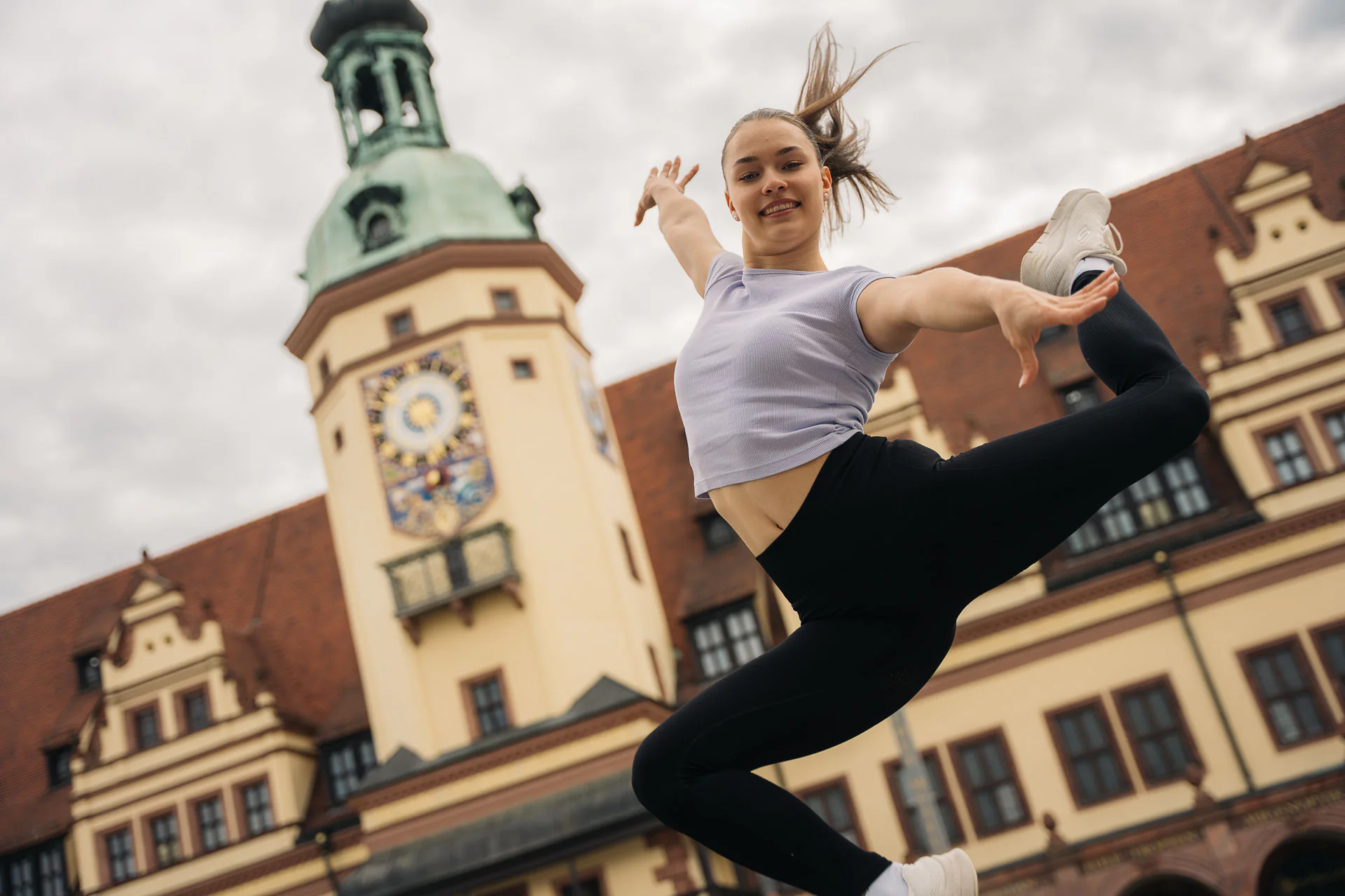 Turnerin springt vor dem Alten Rathaus in Leipzig