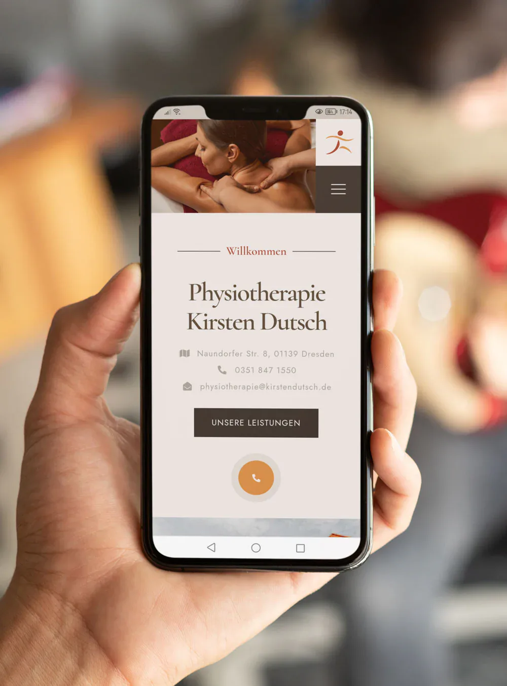 Mobile Website von Physiotherapie Dutsch auf einem Smartphone in der Hand