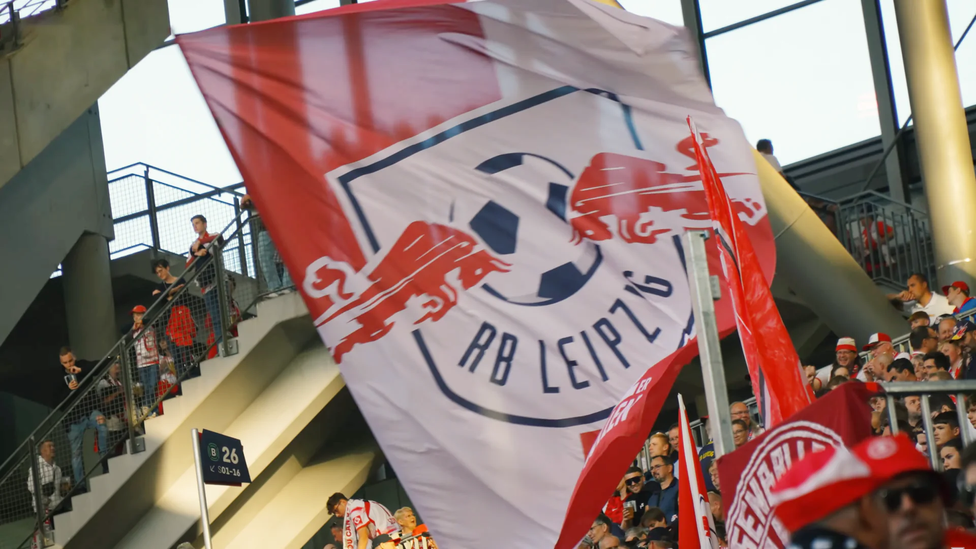 Große RB-Leipzig-Fanflagge auf der Tribüne der Red Bull Arena