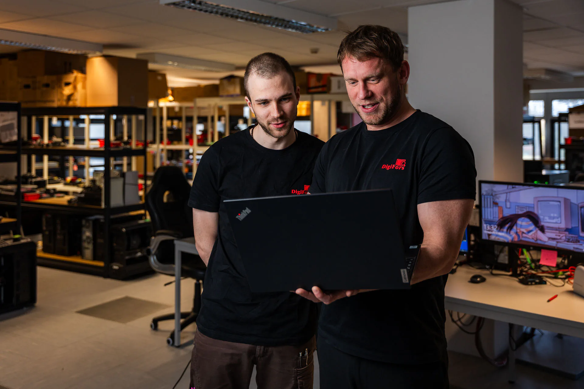 Zwei Kollegen besprechen ihre Arbeit am Laptop